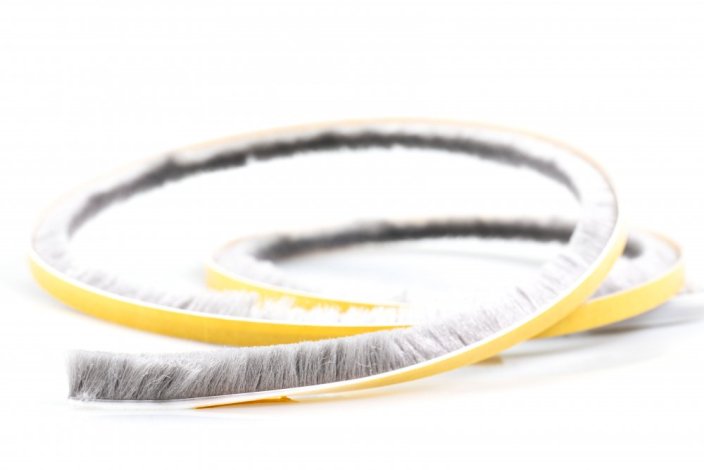 Těsnící kartáček pro posuvné dveře, samolepící