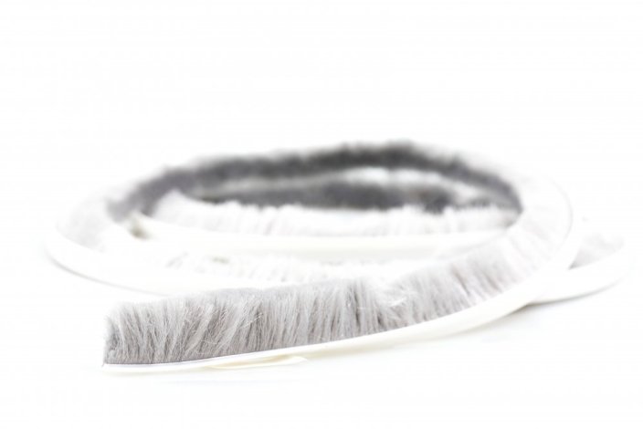 Těsnící kartáček pro posuvné dveře, samolepící