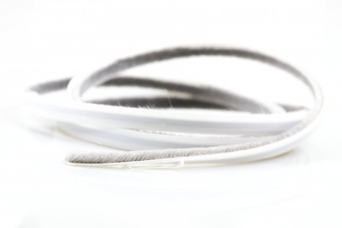 Těsnící kartáček pro posuvné dveře, samolepící