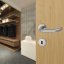 Interiérové nerezové kliky na dveře HARMONIE - Provedení rozety: Rozeta WC se signalizací