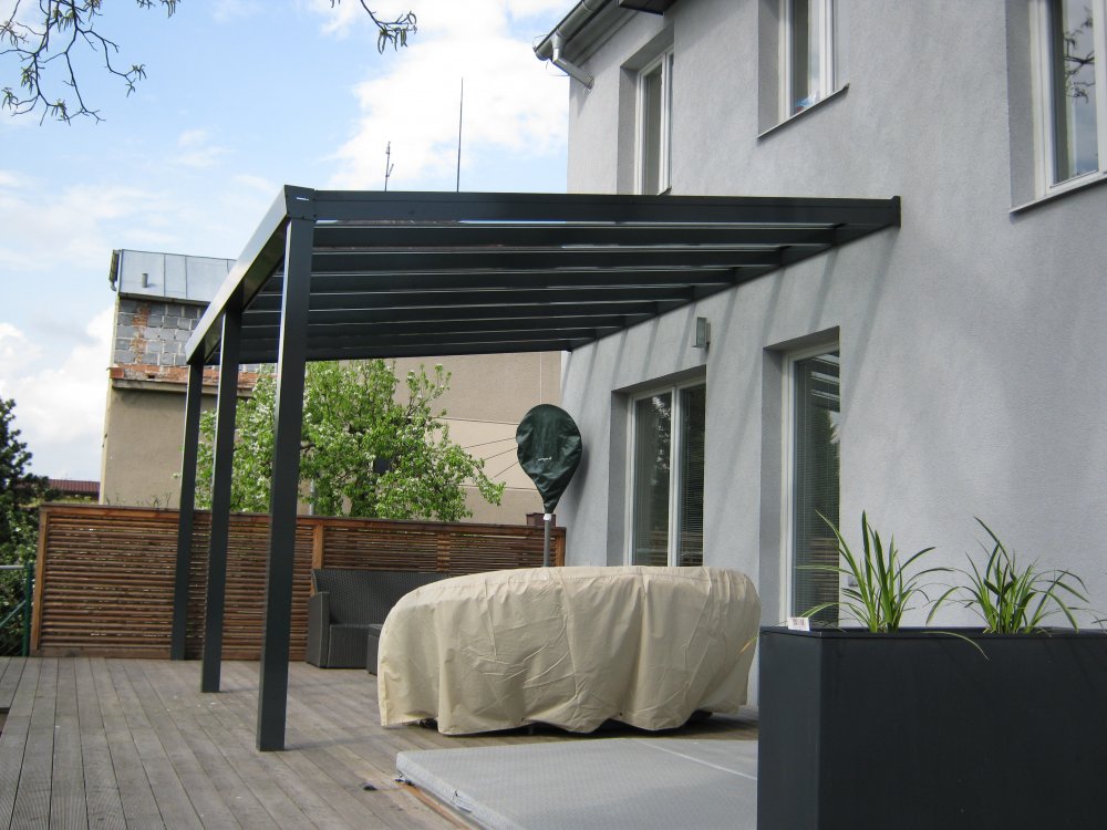 Hliníková pergola se skleněnou střechou