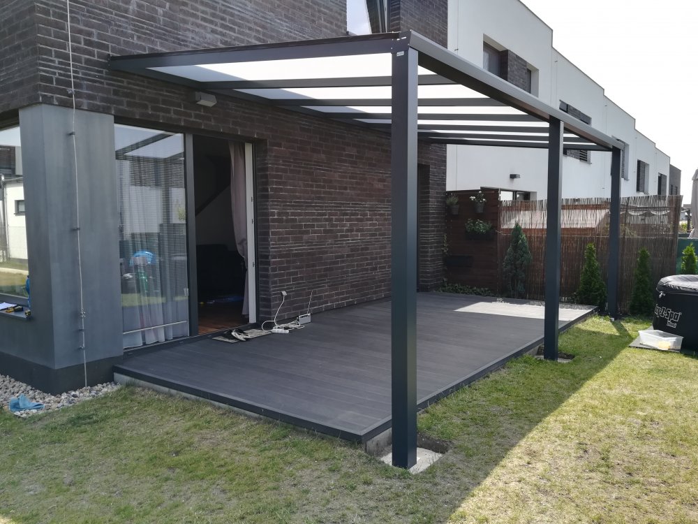 Hliníková pergola se skleněnou střechou